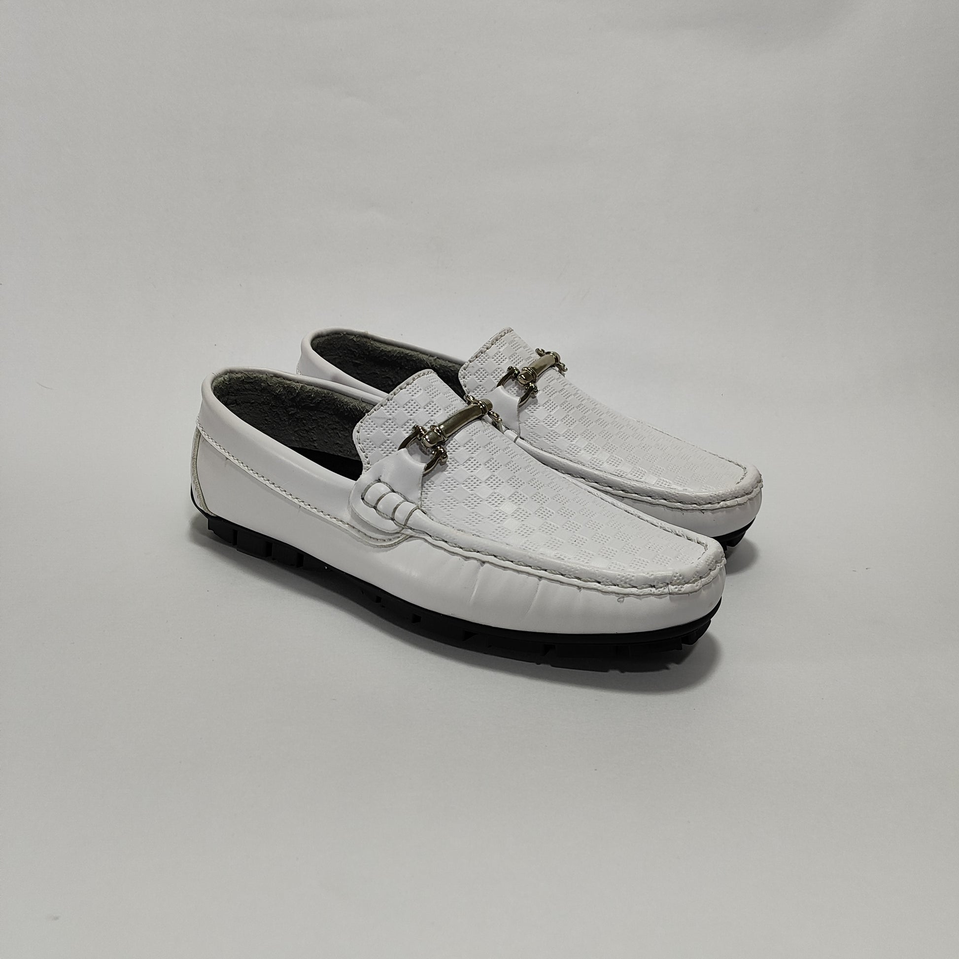 Mocasín Blanco Repujado Con Herraje Metálico, Vista Tres Cuartos