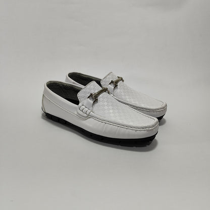 Mocasín Blanco Repujado Con Herraje Metálico, Vista Tres Cuartos