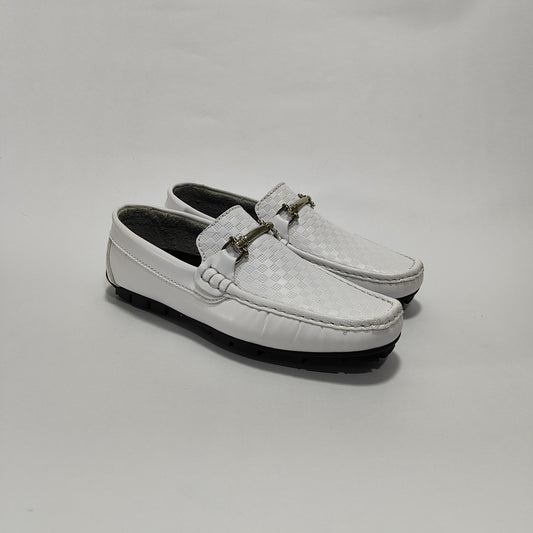 Mocasín Blanco Repujado Con Herraje Metálico, Vista Tres Cuartos