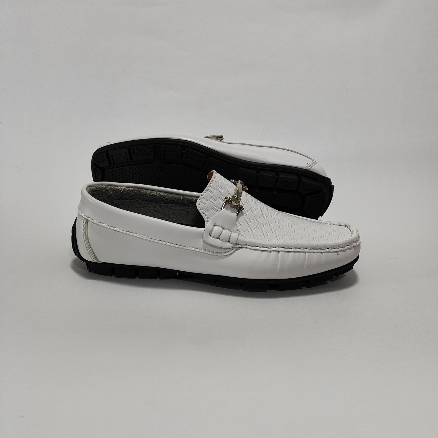 Par De Mocasines Blancos Repujados Con Herraje, Vista Posterior/Lateral