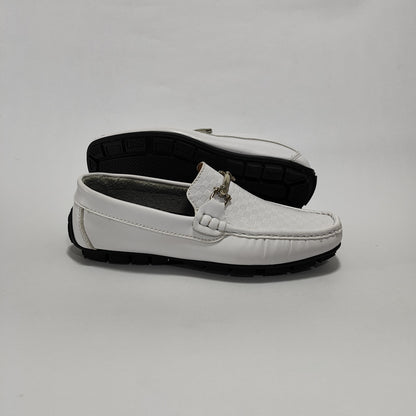 Par De Mocasines Blancos Repujados Con Herraje, Vista Posterior/Lateral