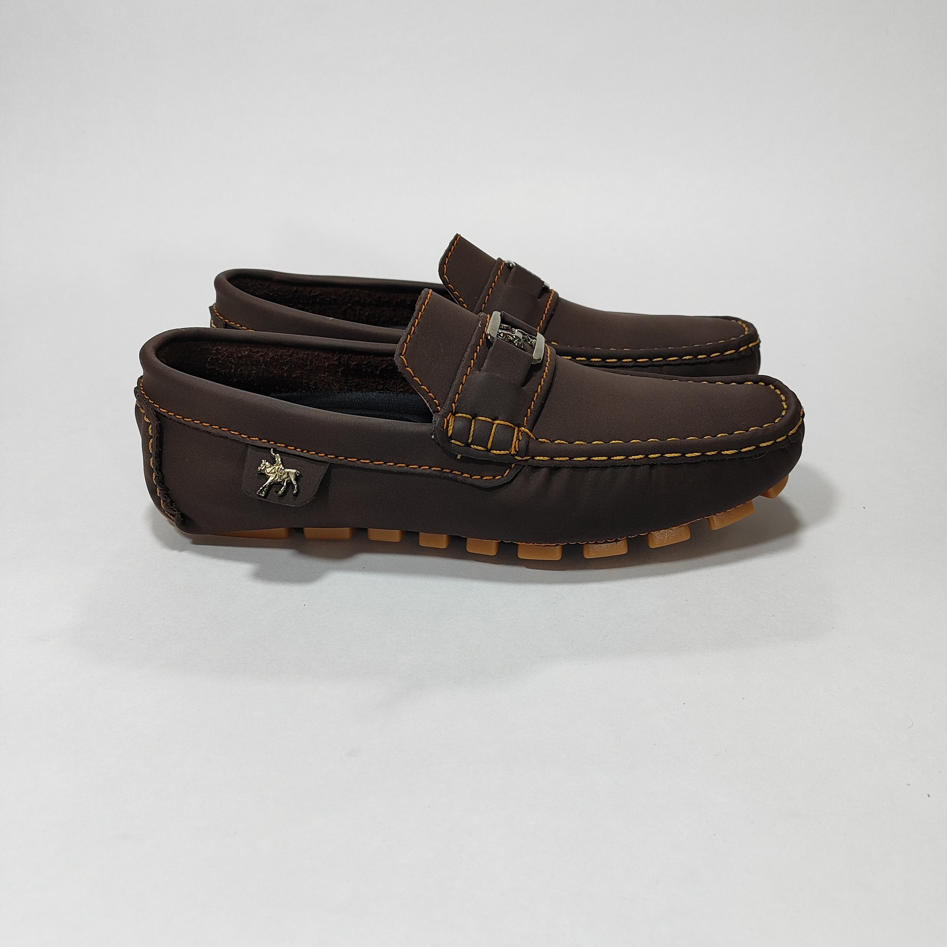 Par de mocasines café con aplique de caballo en el empeine, vista superior/diagonal