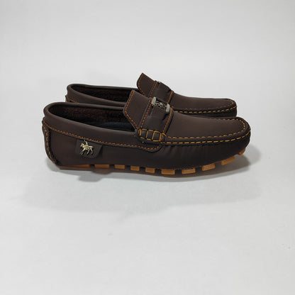 Par de mocasines café con aplique de caballo en el empeine, vista superior/diagonal