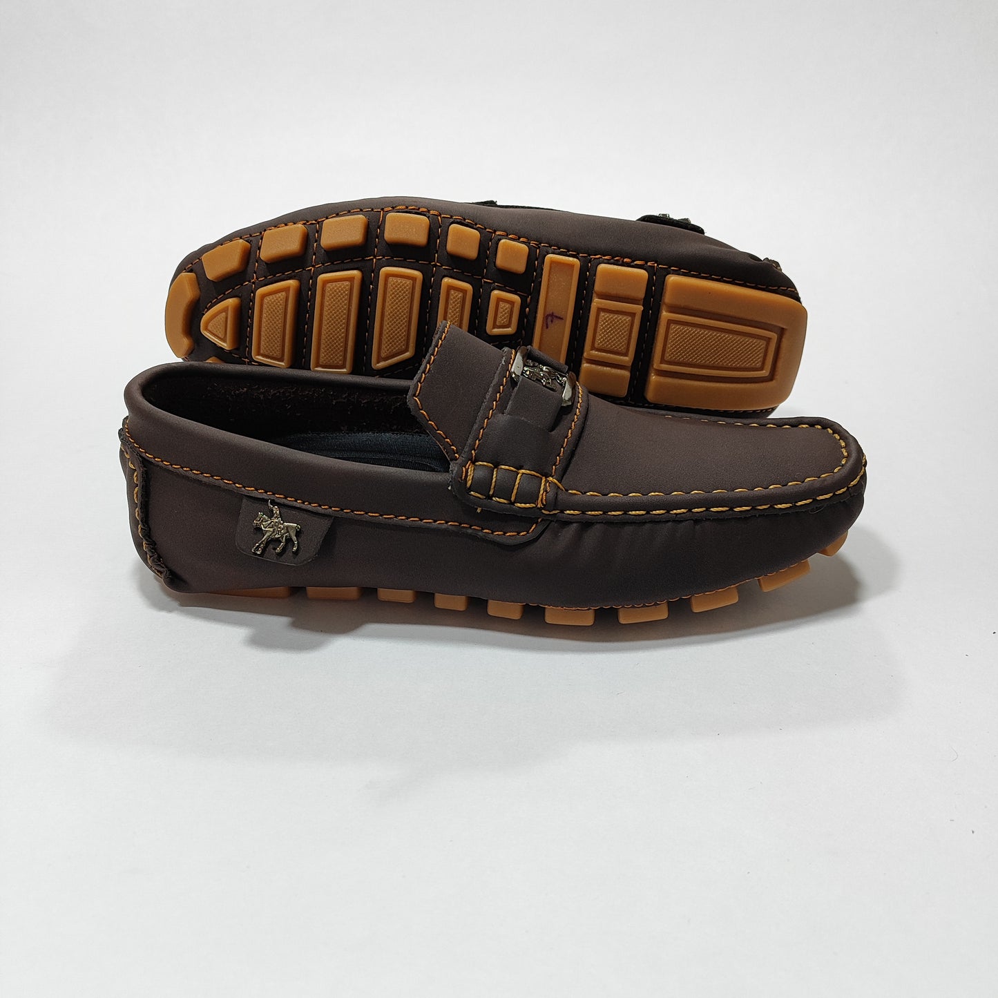 Mocasín café con aplique de caballo y suela tipo driving en color claro, vista lateral