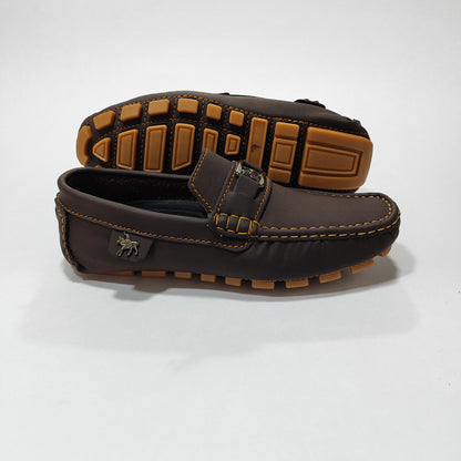 Mocasín café con aplique de caballo y suela tipo driving en color claro, vista lateral