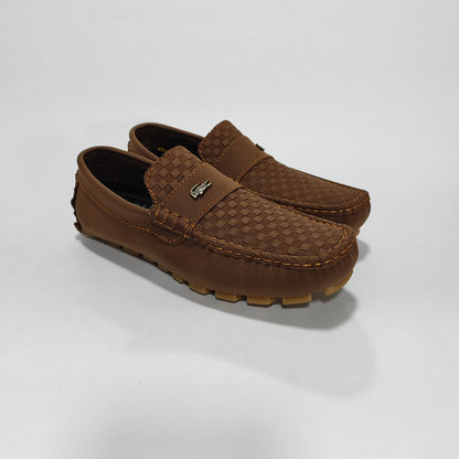 Mocasín Chocolate Repujado Con Herraje Metálico, Vista Tres Cuartos