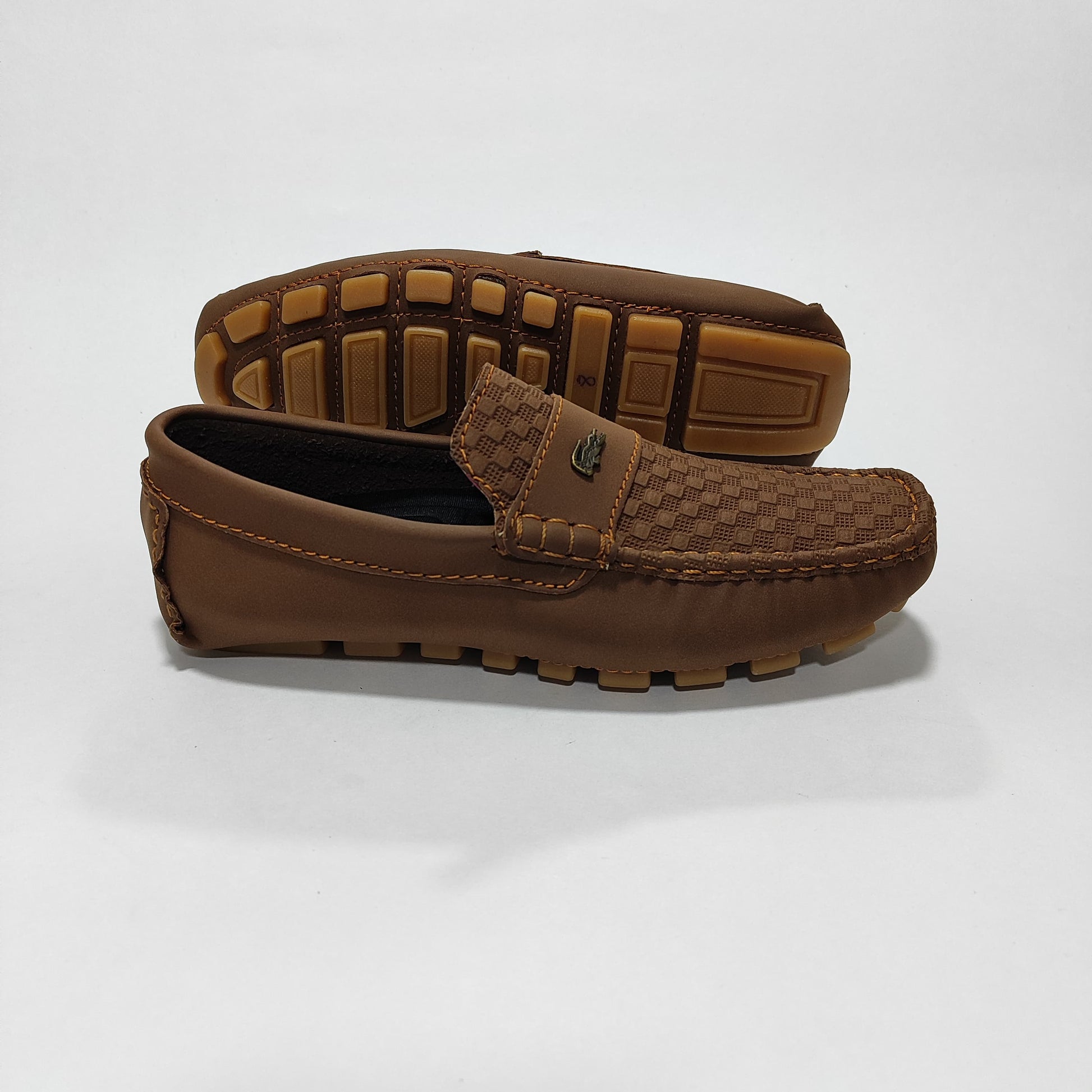 Par De Mocasines Chocolate Repujados Con Herraje, Vista Posterior/Lateral