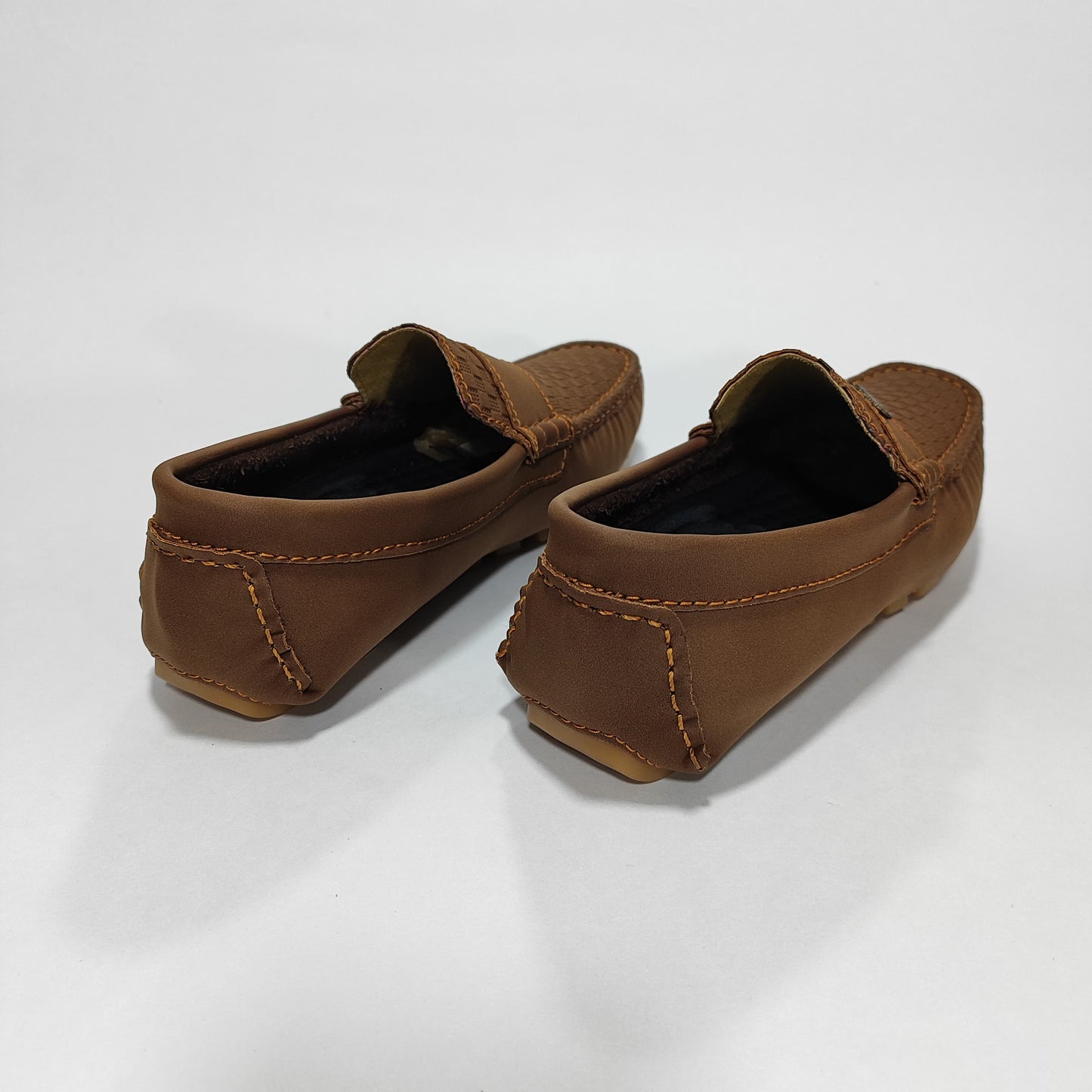 Mocasín Chocolate Con Herraje Metálico, Detalle De Empeine