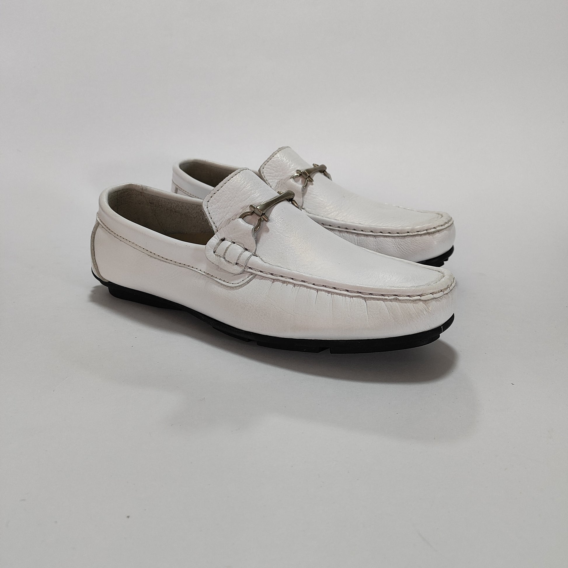 Mocasín de cuero blanco con herraje metálico, vista tres cuartos