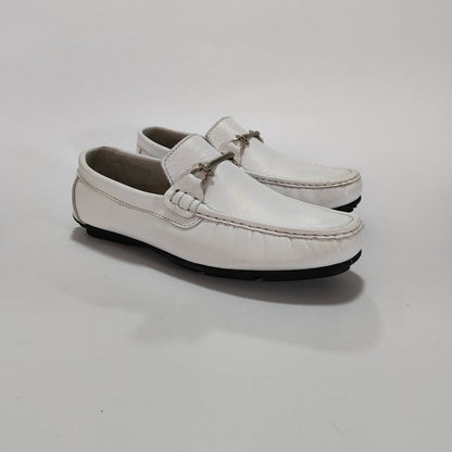 Mocasín de cuero blanco con herraje metálico, vista tres cuartos