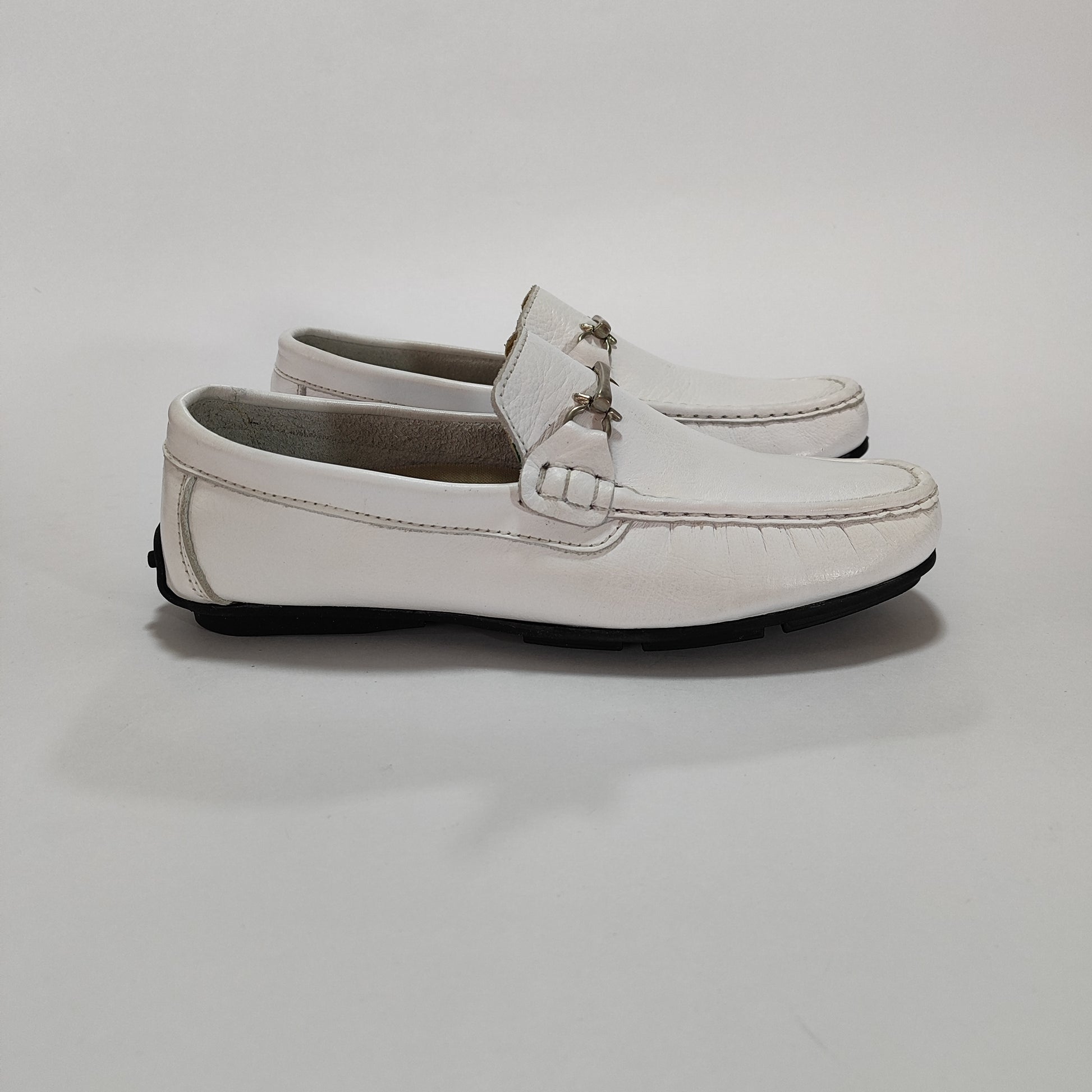 Mocasín blanco de cuero con herraje en el empeine, vista lateral