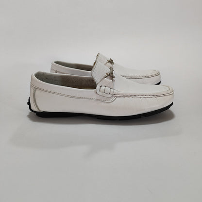 Mocasín blanco de cuero con herraje en el empeine, vista lateral