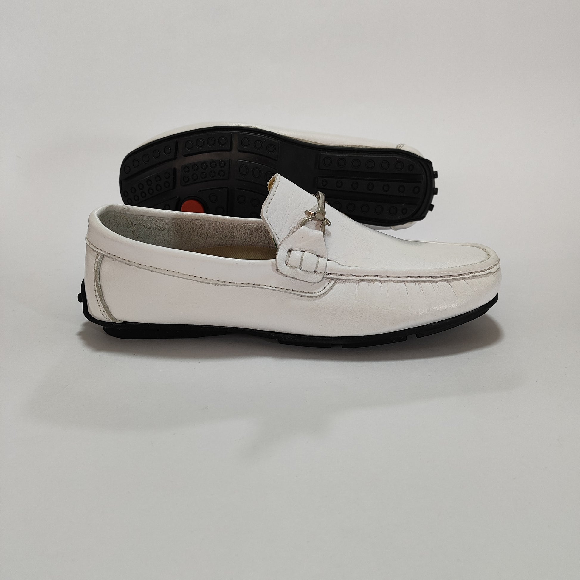 Mocasín de cuero blanco con suela antideslizante, vista posterior/lateral