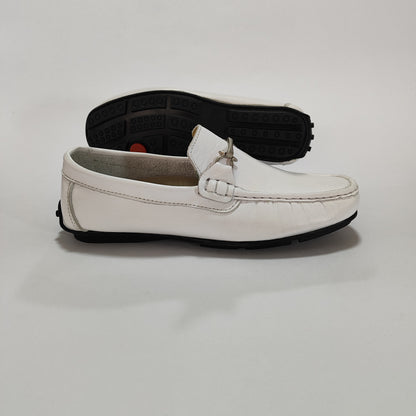 Mocasín de cuero blanco con suela antideslizante, vista posterior/lateral