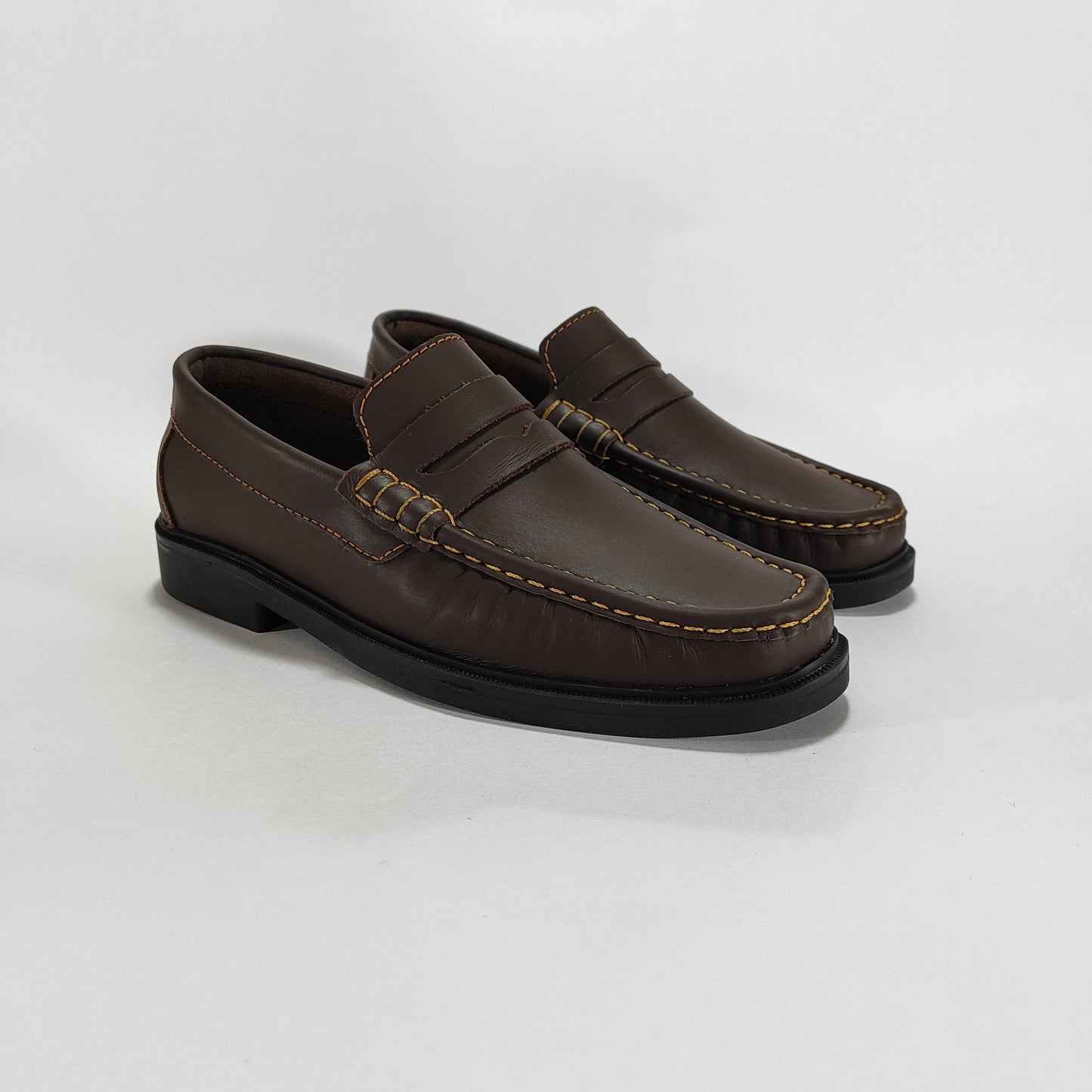 Mocasín de cuero color café clásico, vista tres cuartos