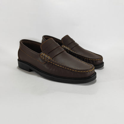 Mocasín de cuero color café clásico, vista tres cuartos