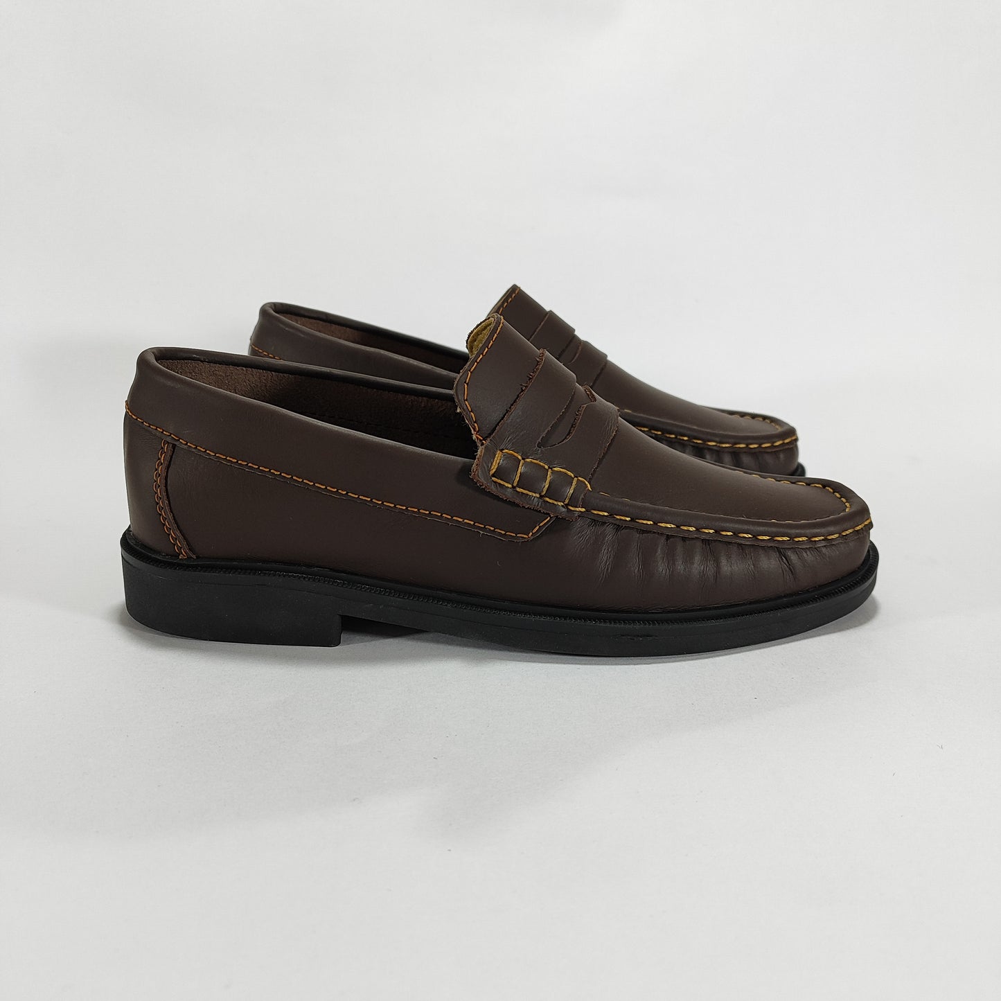 Mocasín cuero café para hombre, vista lateral
