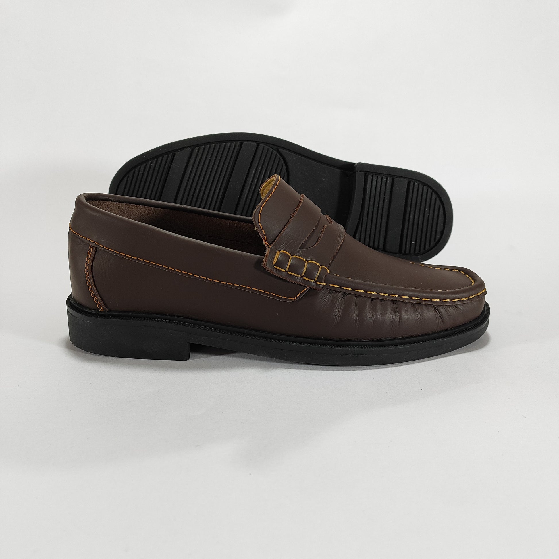 Mocasín clásico cuero café, vista posterior/lateral