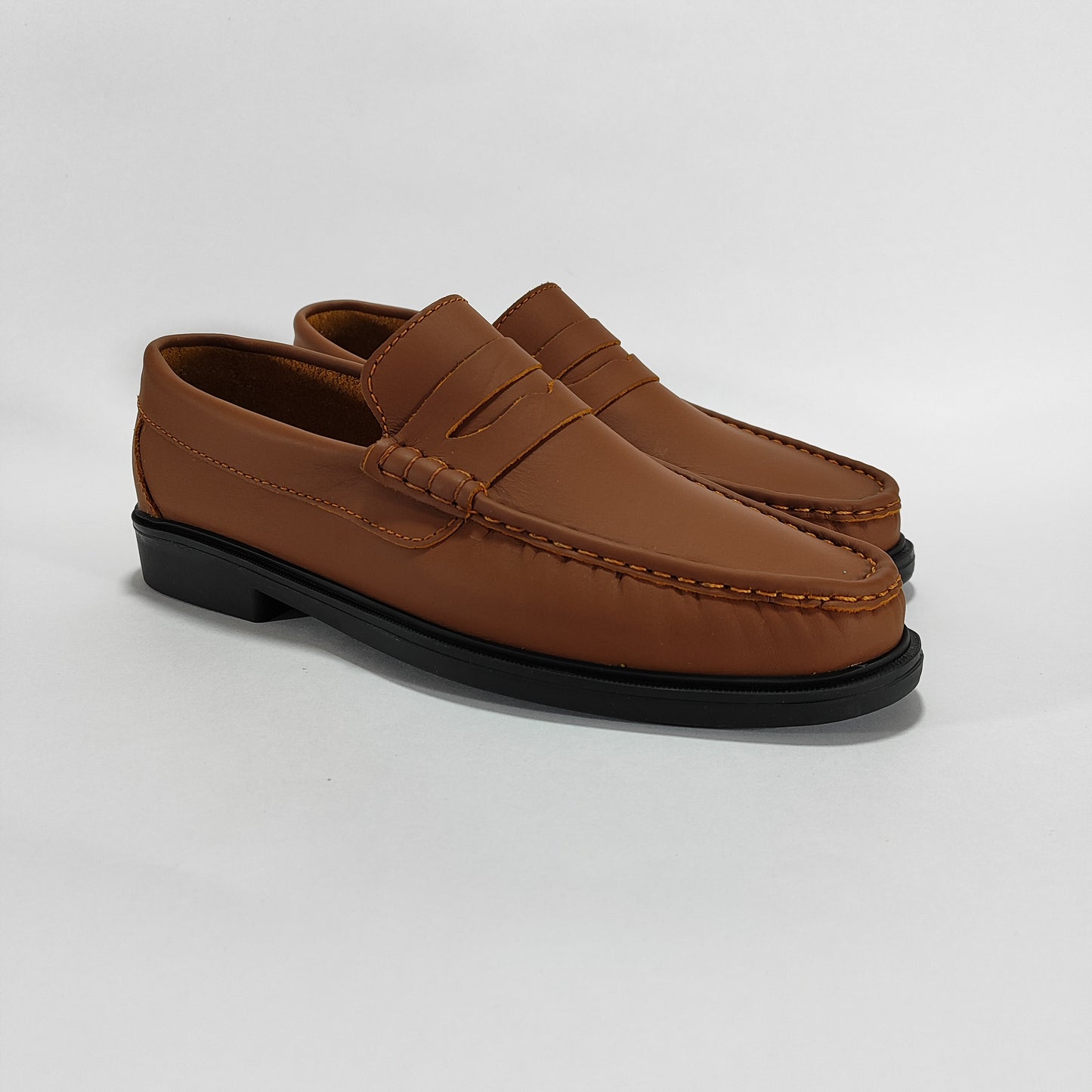 Mocasín de cuero color miel clásico, vista tres cuartos