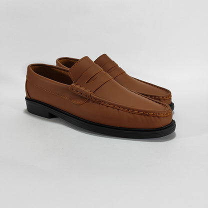 Mocasín de cuero color miel clásico, vista tres cuartos