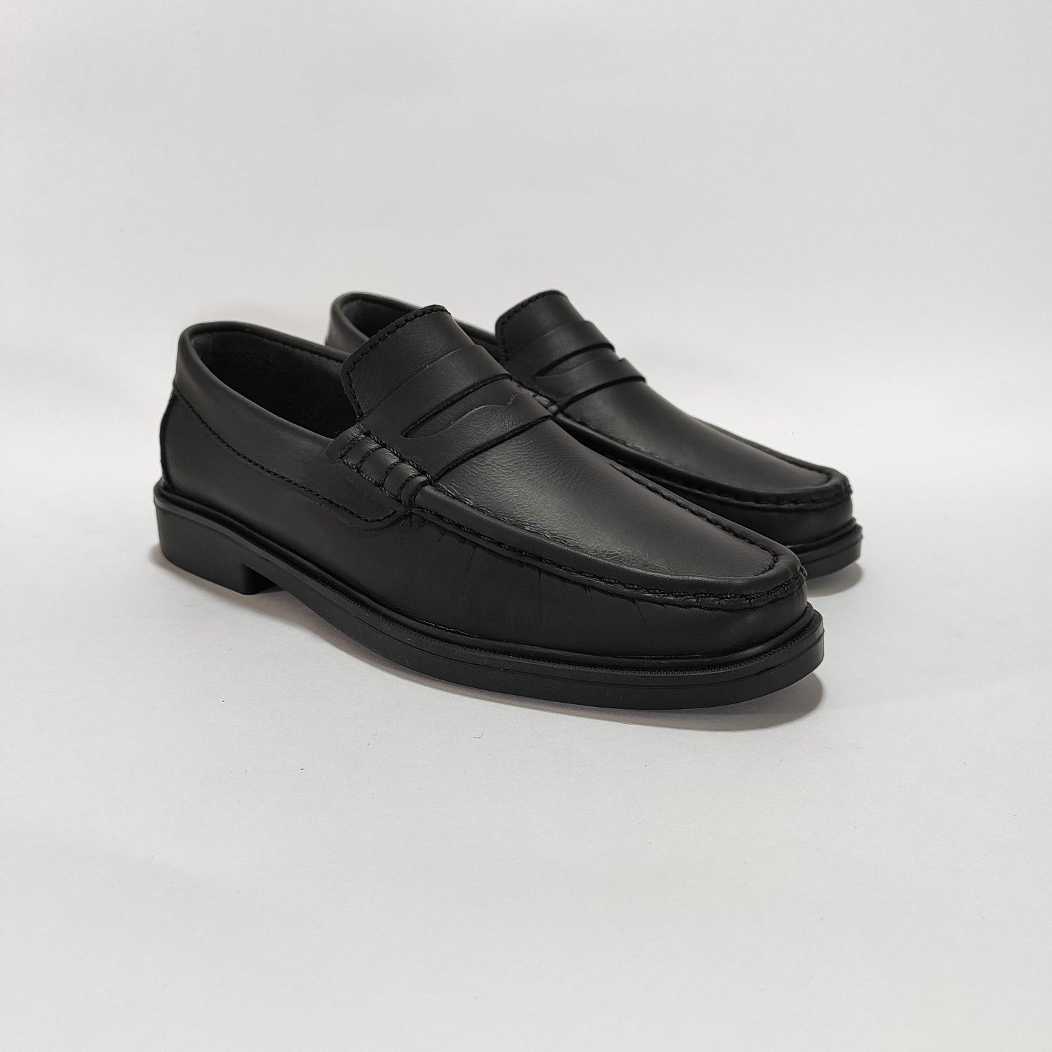 Mocasín de cuero negro clásico, vista tres cuartos