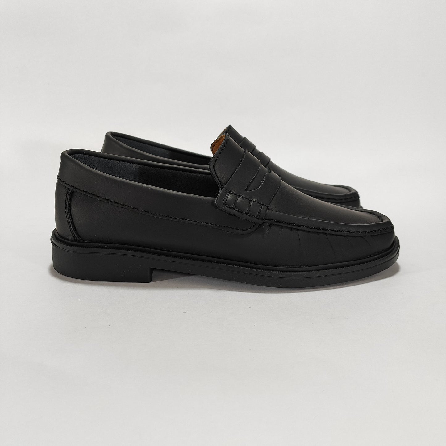 Mocasín cuero negro para hombre, vista lateral