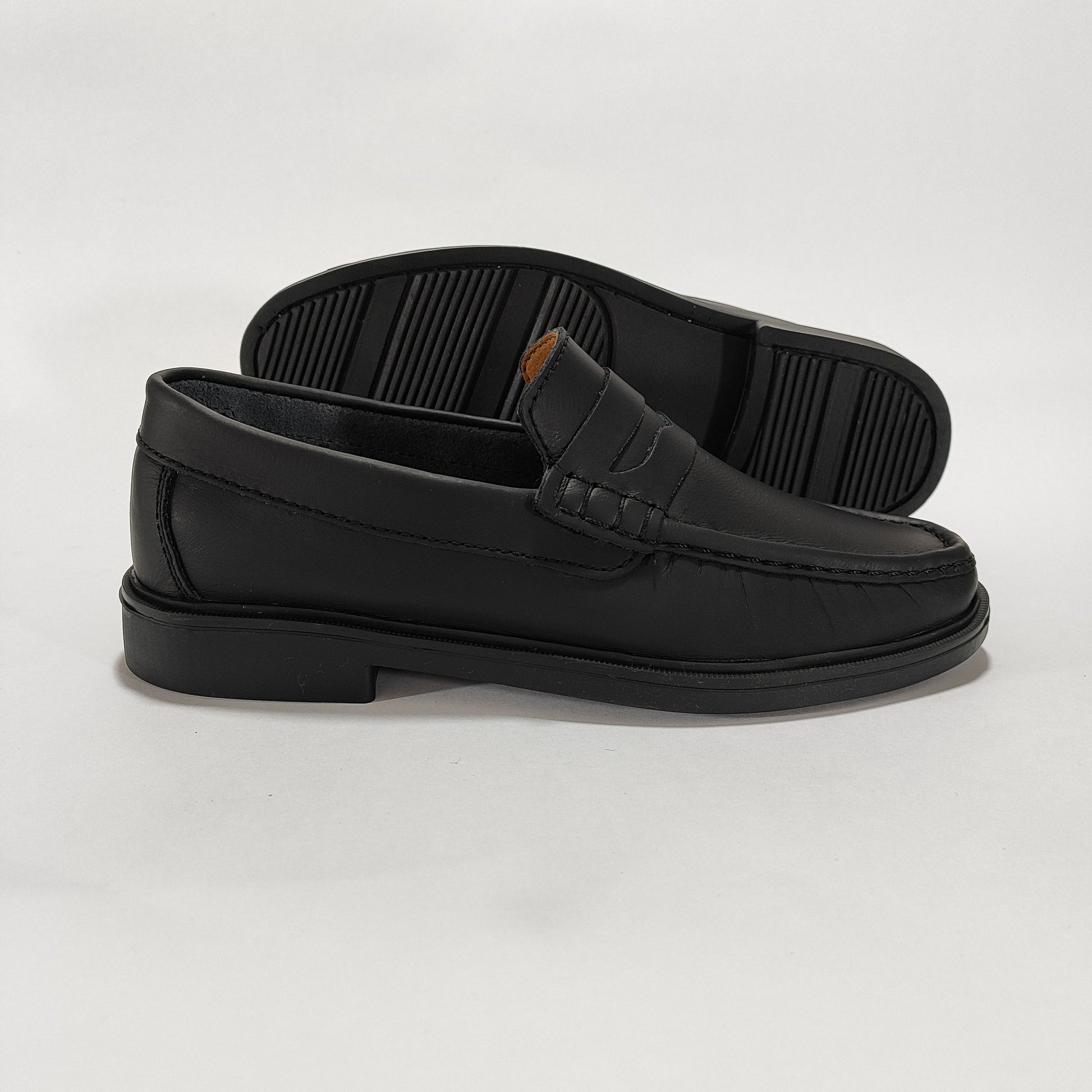 Mocasín clásico cuero negro, vista posterior/lateral