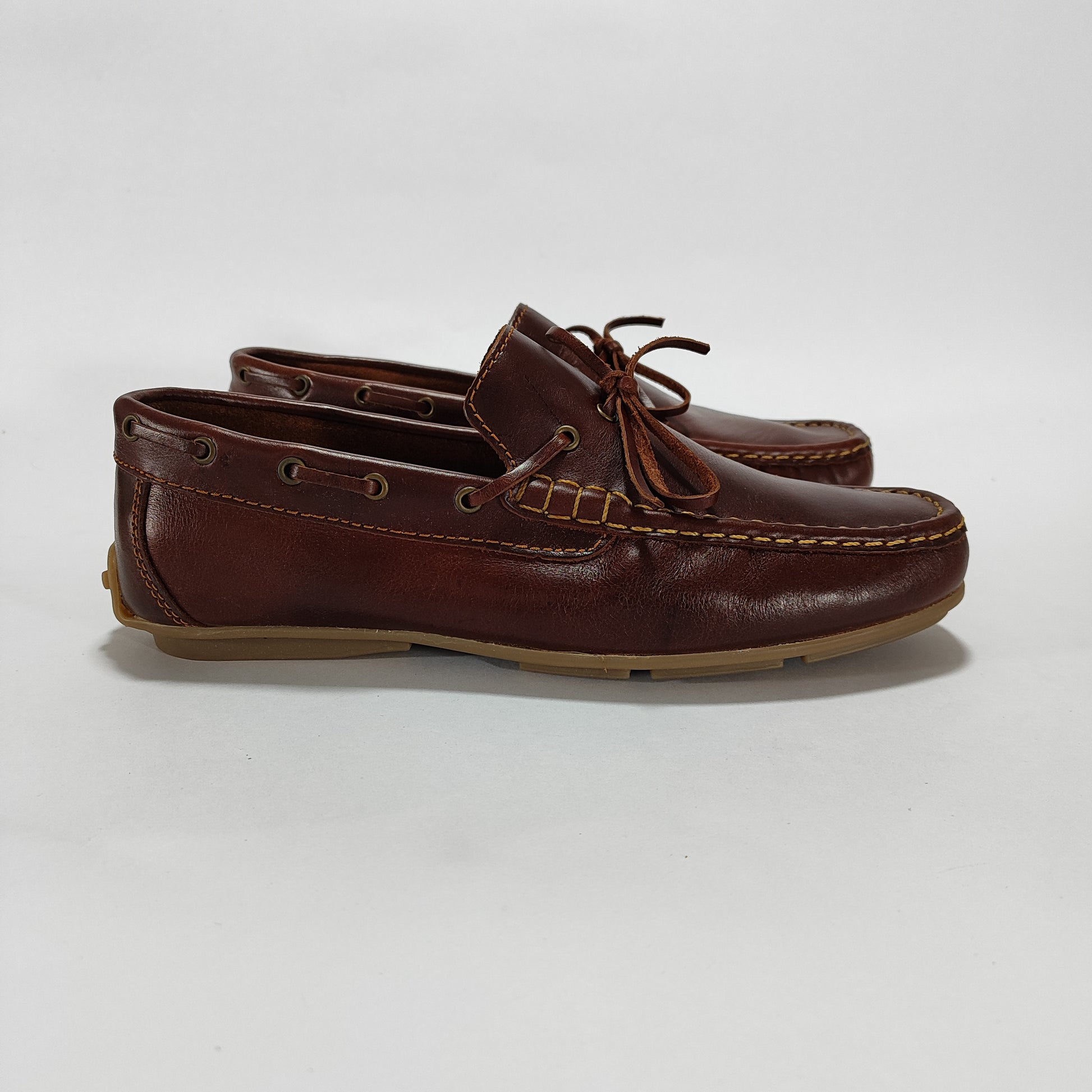 Mocasín cuero coñac con lazo decorativo, vista lateral