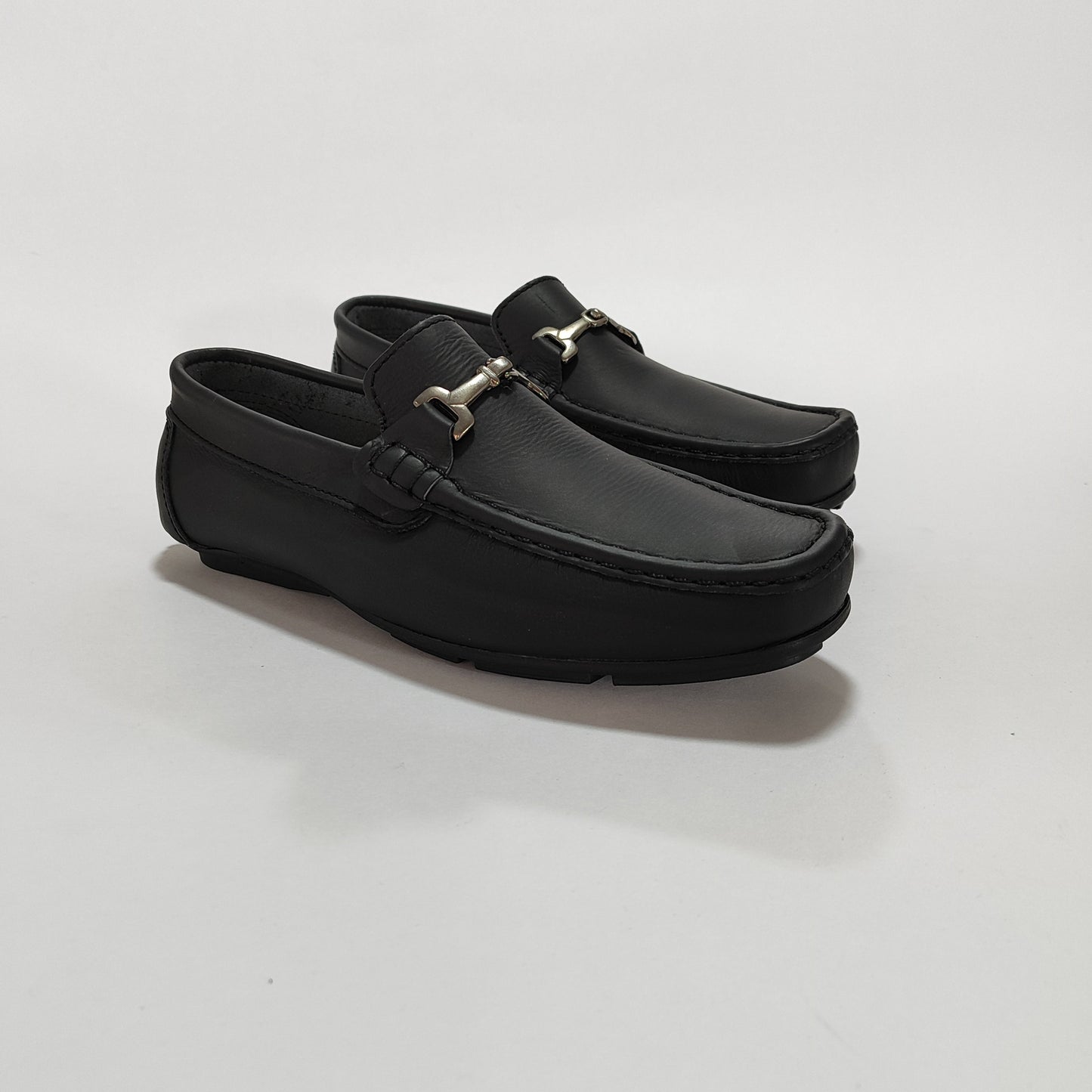 Mocasín de cuero negro para hombre, vista tres cuartos