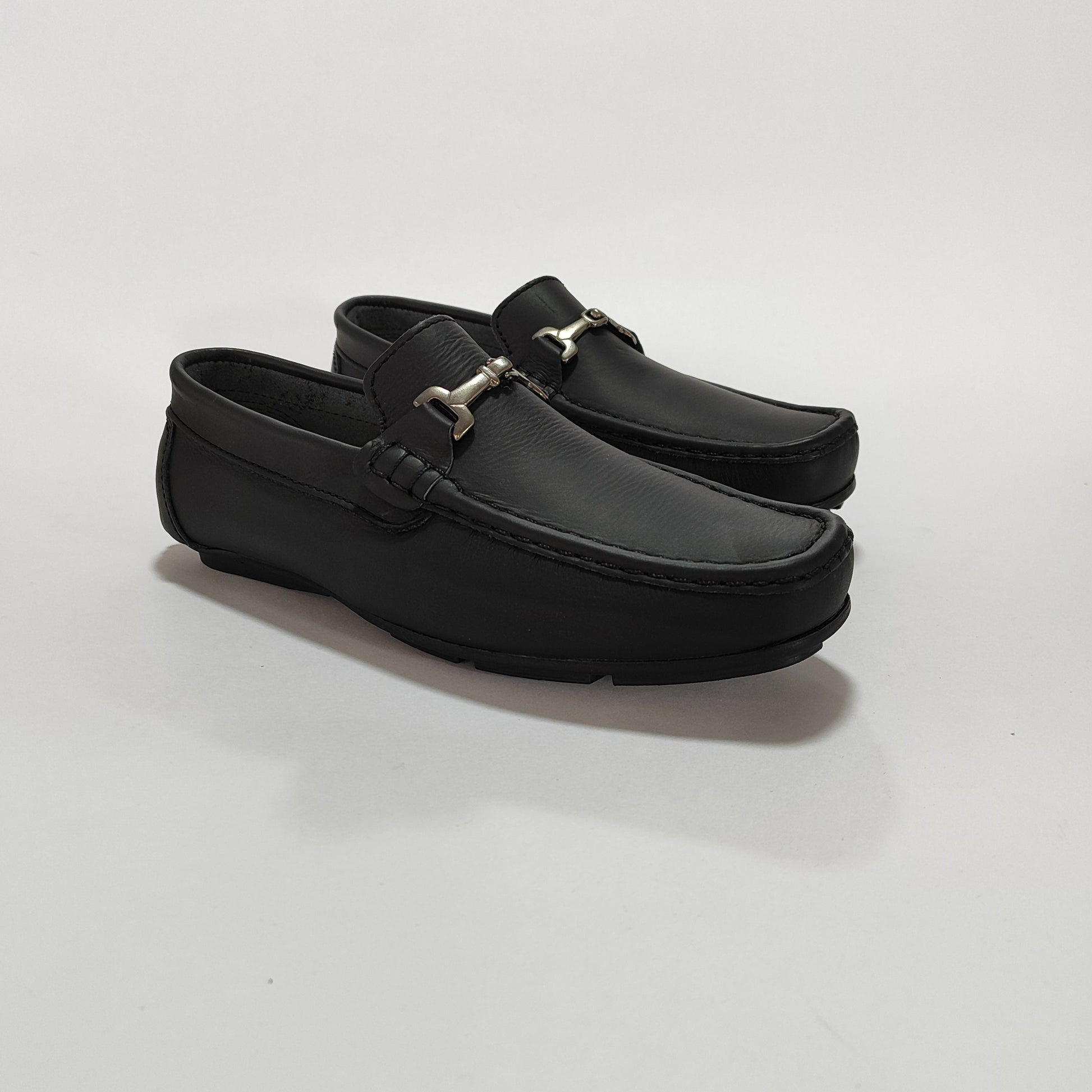 Mocasín de cuero negro para hombre, vista tres cuartos