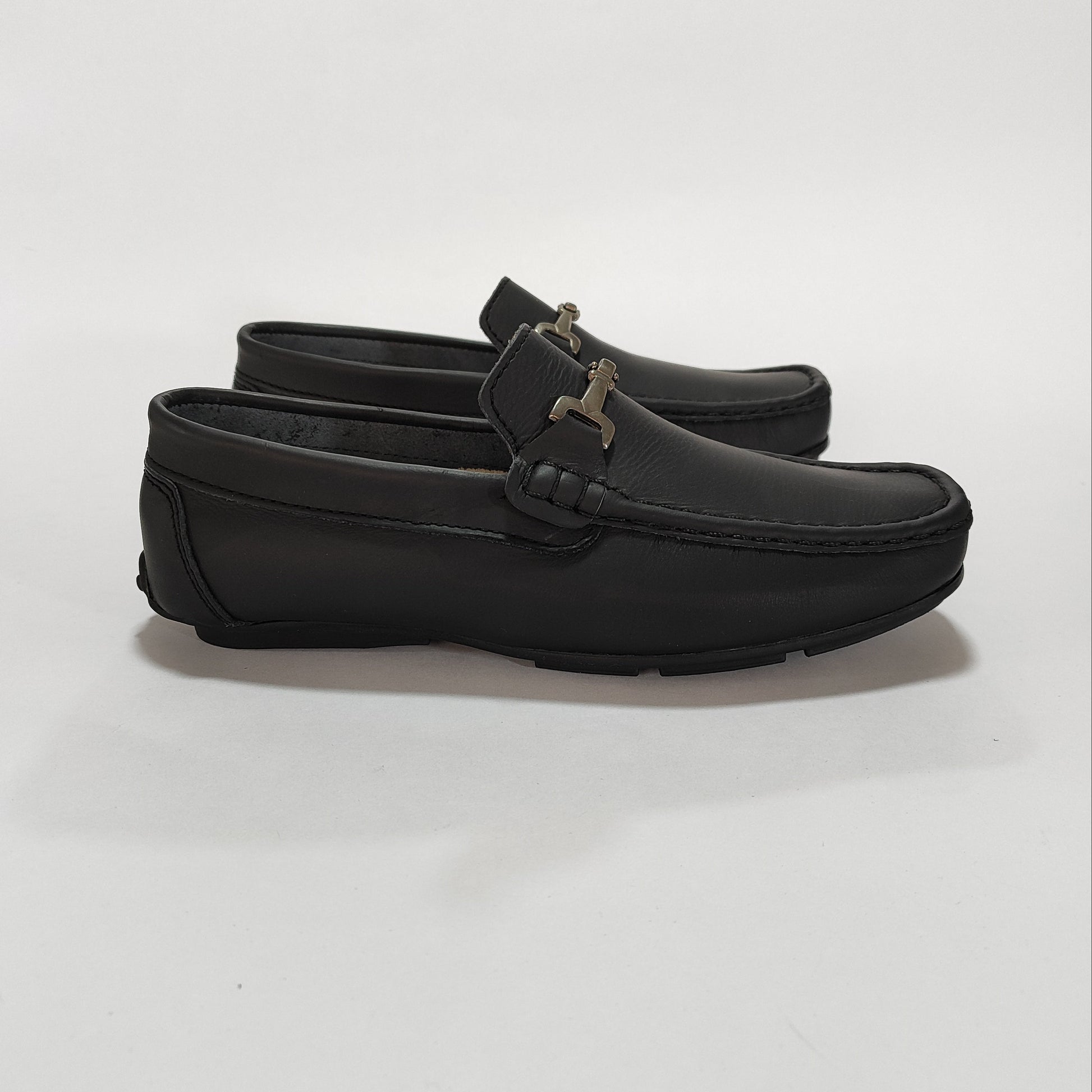 Mocasín de cuero negro, vista lateral