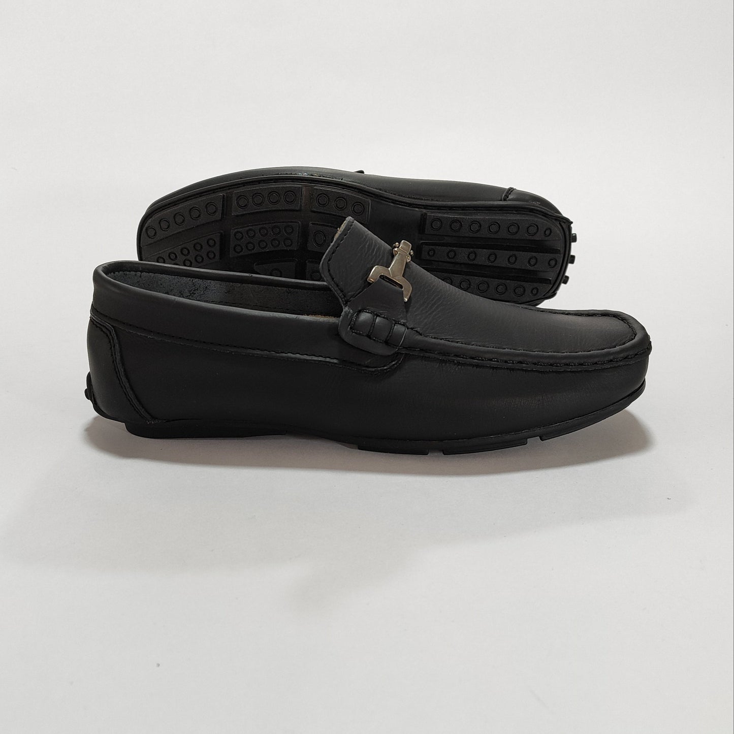 Mocasín de cuero negro, detalle del empeine y herraje