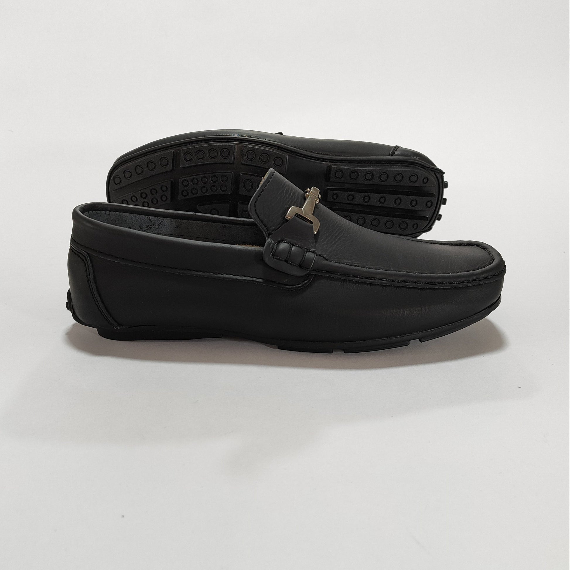 Mocasín de cuero negro, detalle del empeine y herraje