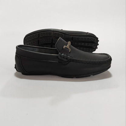 Mocasín de cuero negro, detalle del empeine y herraje