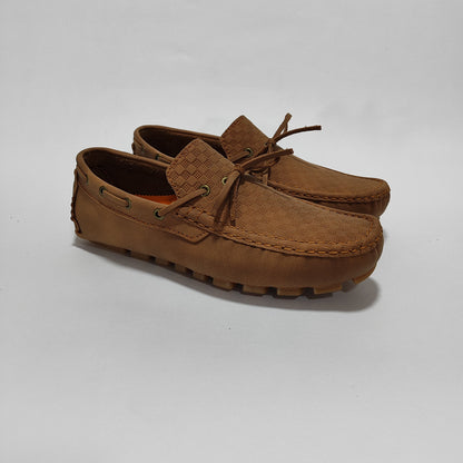 Mocasín color miel repujado con cordones, vista tres cuartos