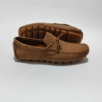 Par de mocasines miel repujados, vista posterior/lateral