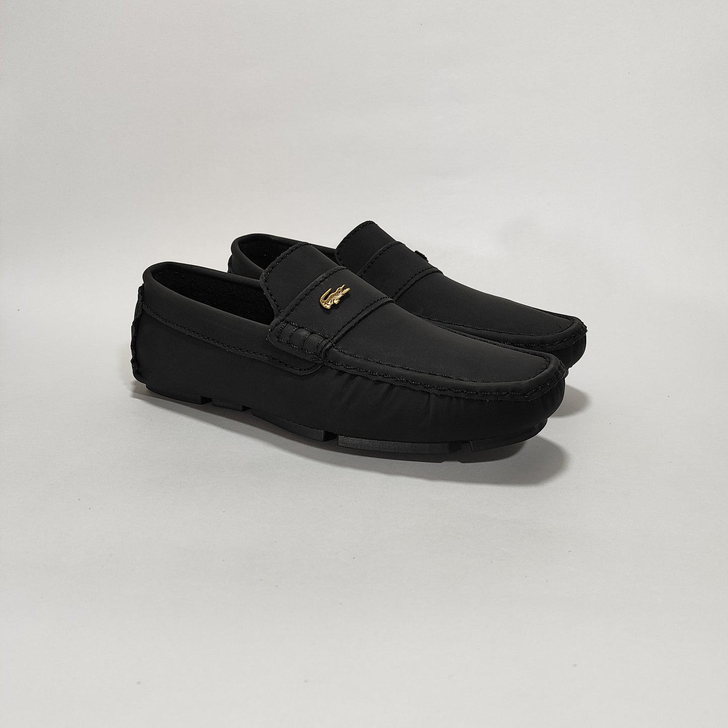 Mocasín negro liso (213), vista tres cuartos