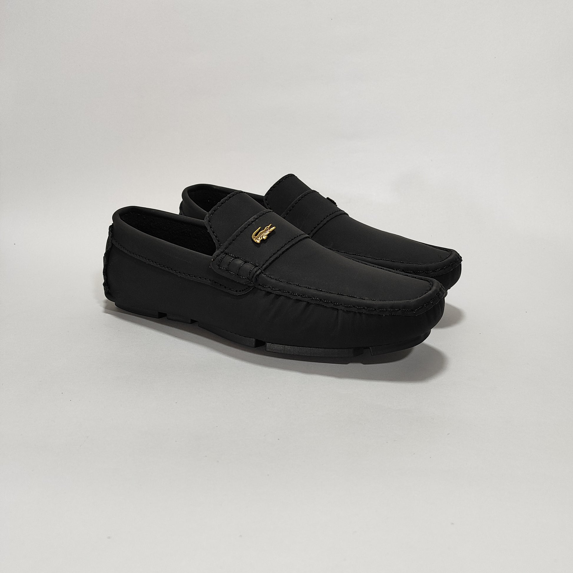 Mocasín negro liso (213), vista tres cuartos