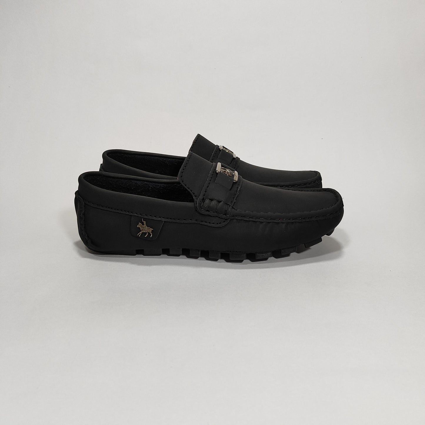 Mocasín negro con aplique de caballo y suela tipo driving, vista lateral interior