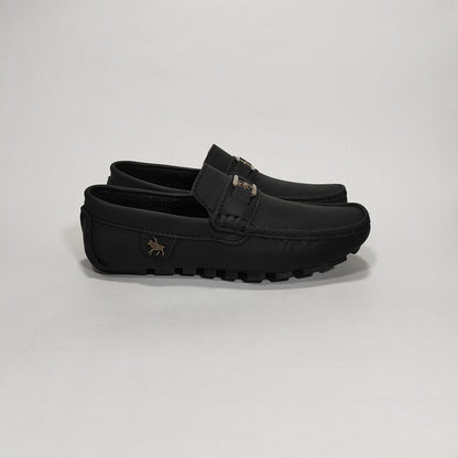 Mocasín negro con aplique de caballo y suela tipo driving, vista lateral interior