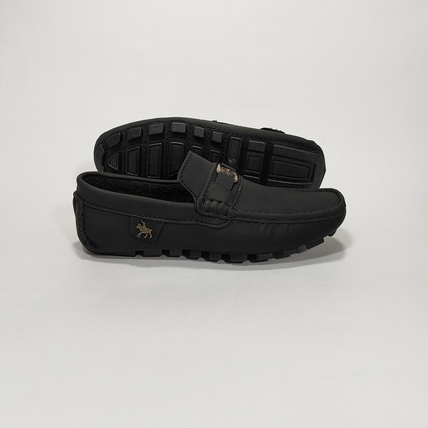 Par de mocasines negros con aplique metálico de caballo, vista posterior/lateral