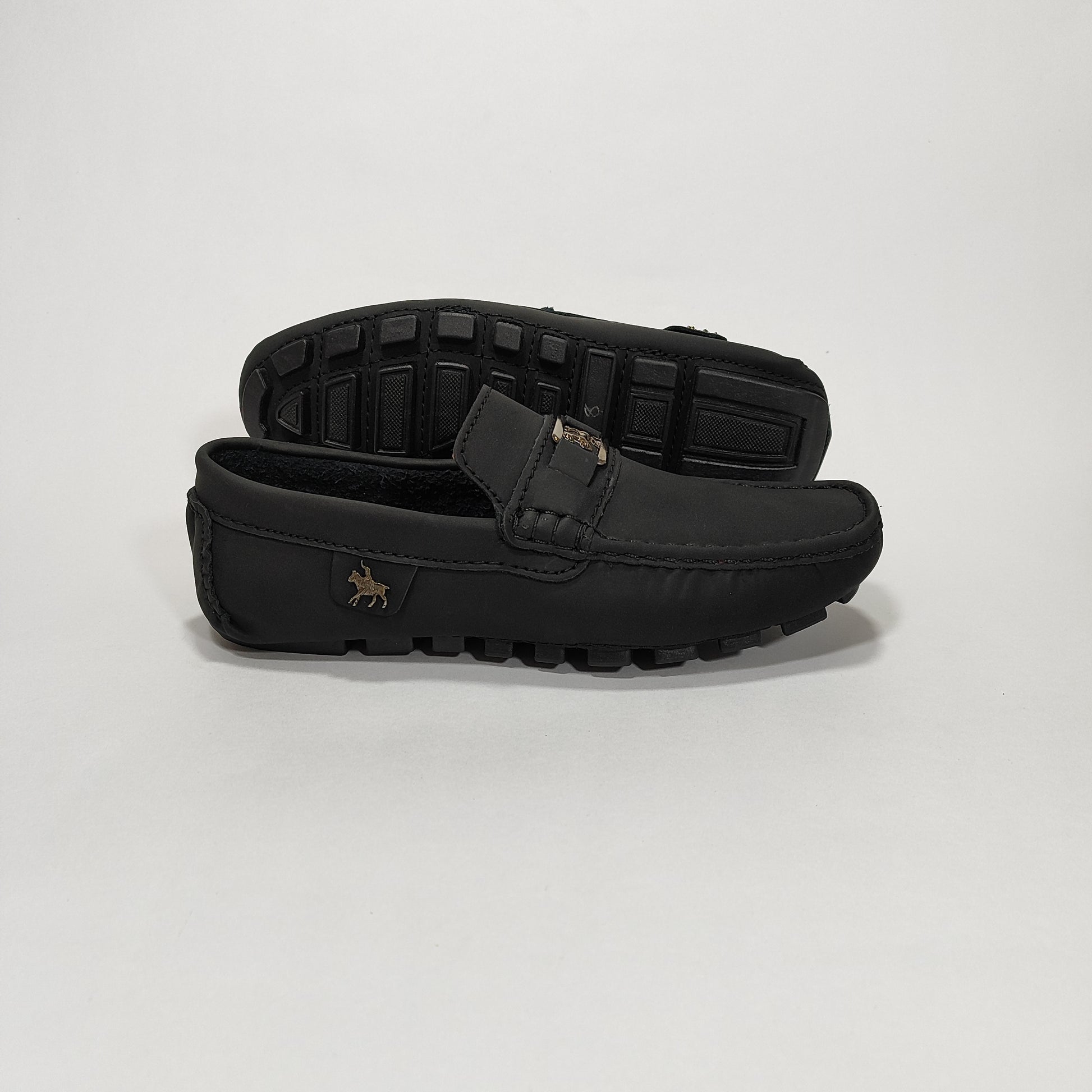 Par de mocasines negros con aplique metálico de caballo, vista posterior/lateral