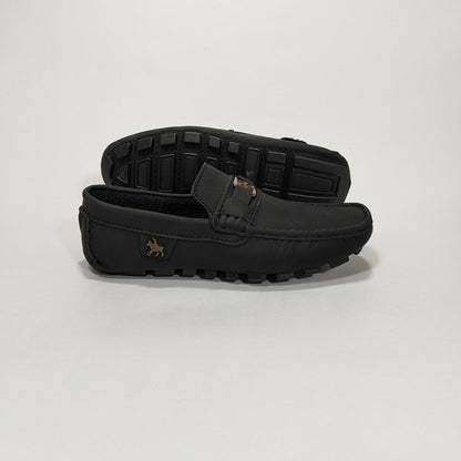 Par de mocasines negros con aplique metálico de caballo, vista posterior/lateral