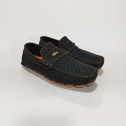 Mocasín negro con detalles miel (213 Rep), vista tres cuartos