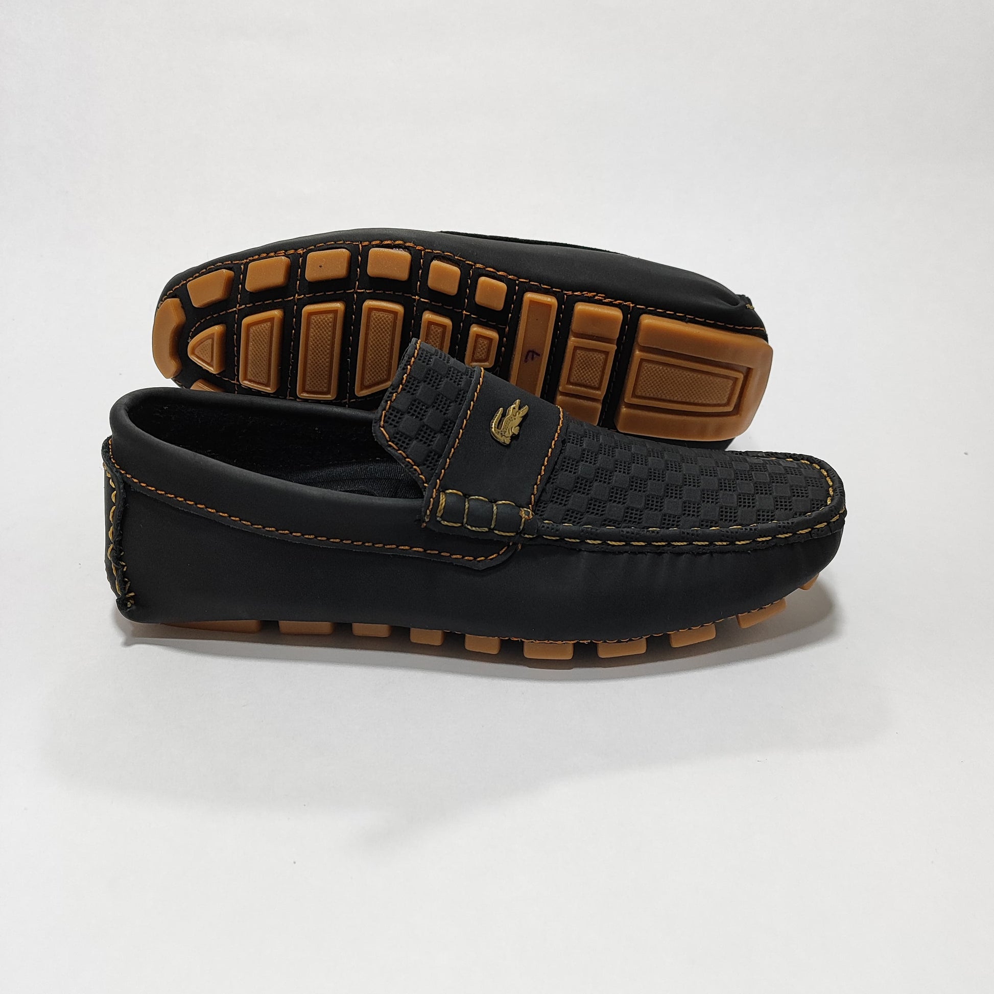 Mocasín negro con costuras color miel (213 Rep), vista posterior/lateral