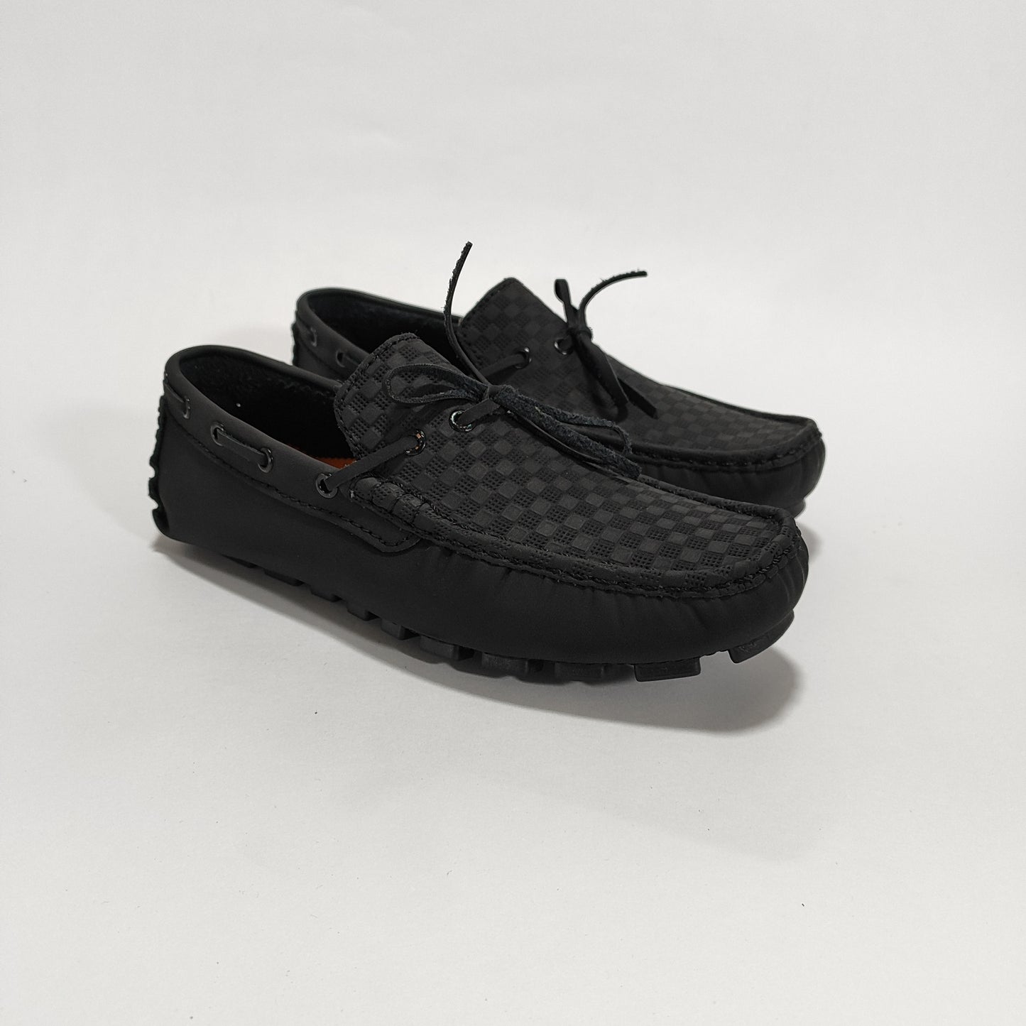 Mocasín negro repujado (208 Rep), vista tres cuartos