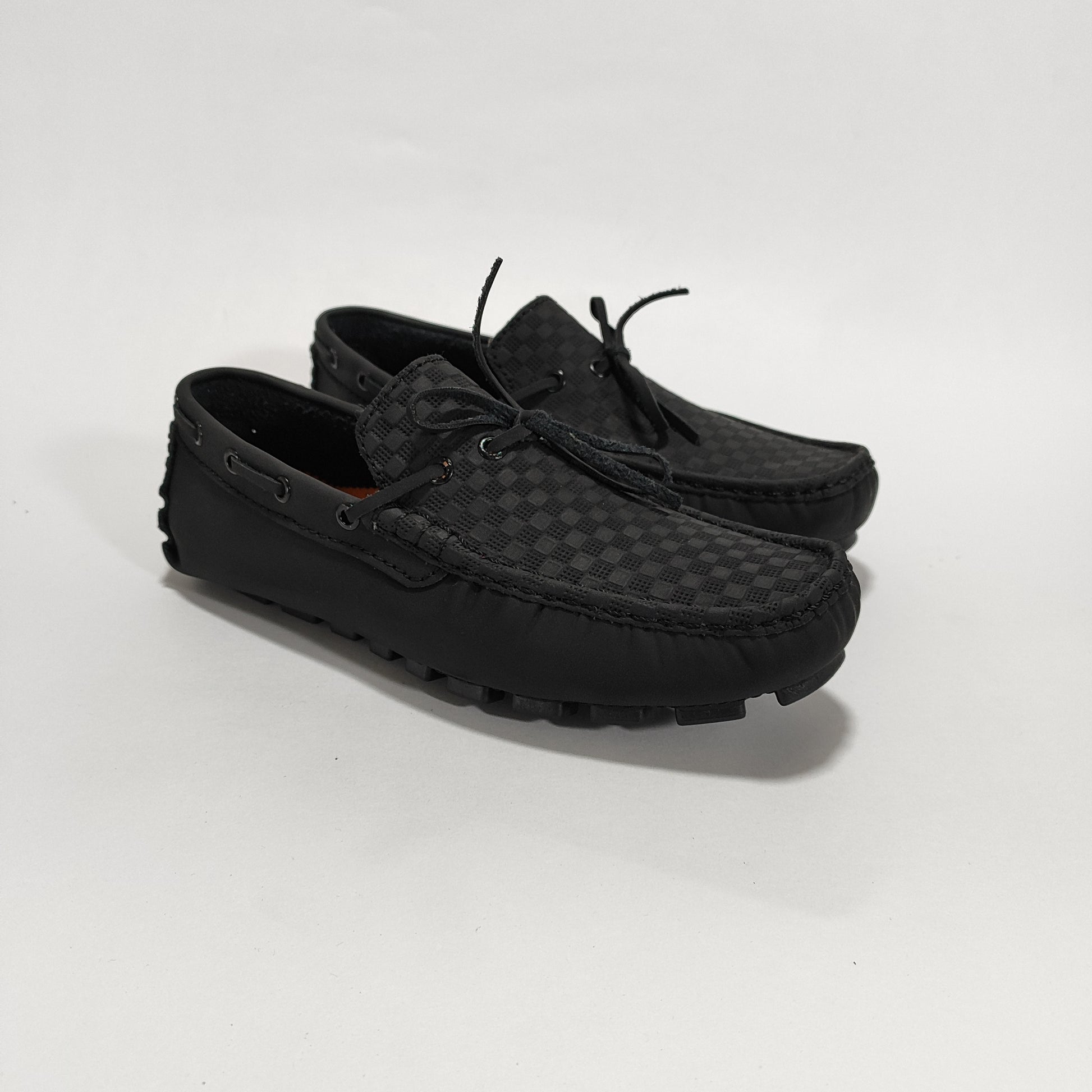 Mocasín negro repujado (208 Rep), vista tres cuartos