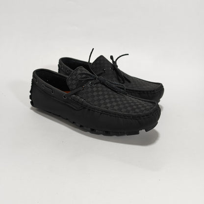 Mocasín negro repujado (208 Rep), vista tres cuartos