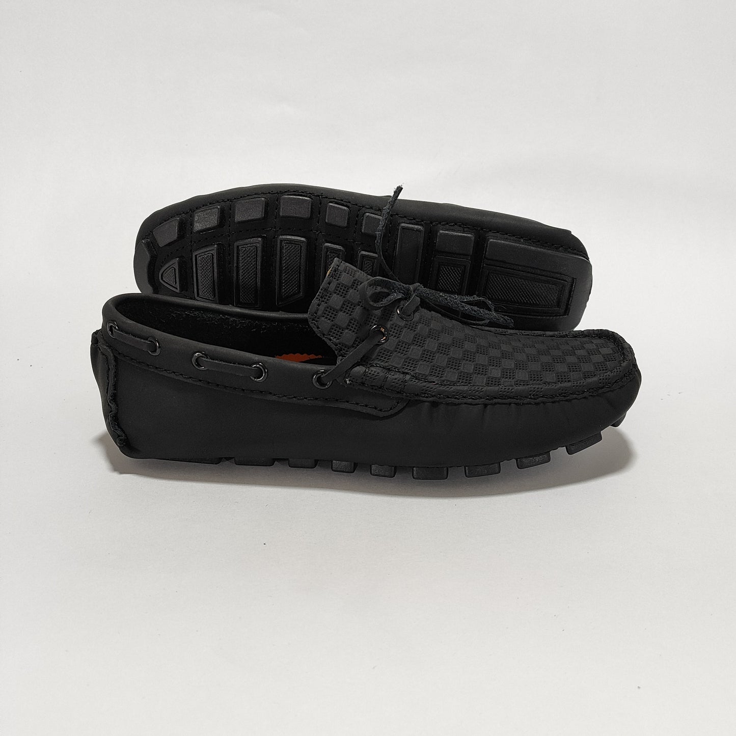 Mocasín negro con textura (208 Rep), vista posterior/lateral