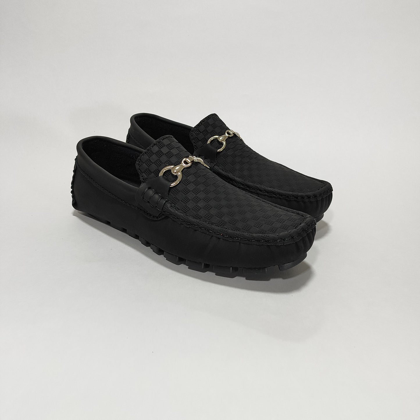 Mocasín Negro Repujado Con Herraje Metálico, Vista Tres Cuartos